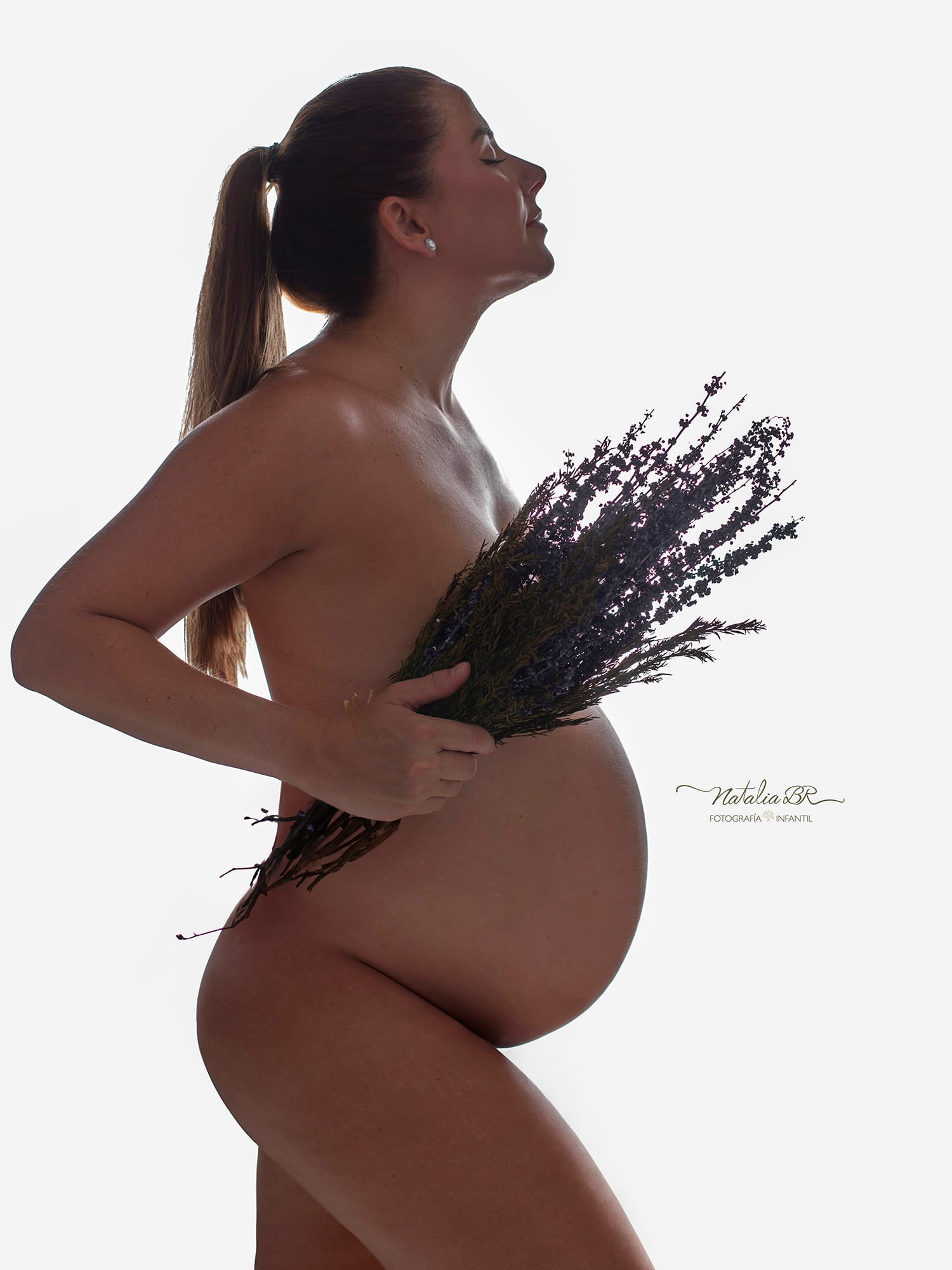 Foto artística de embarazo en estudio