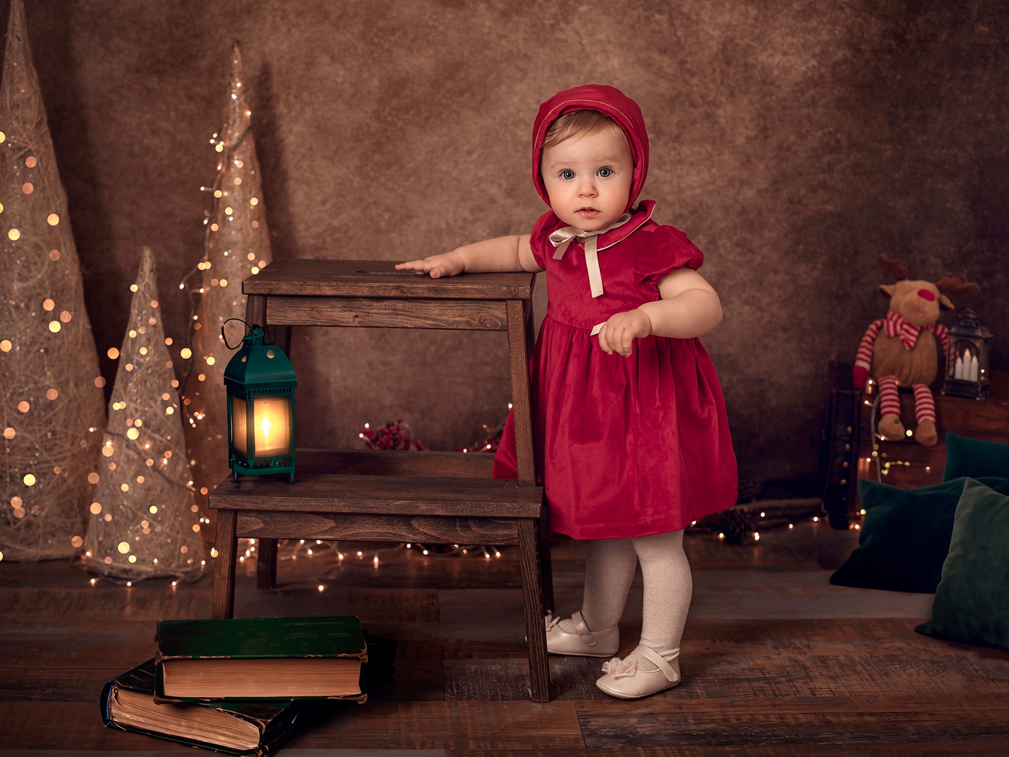 Foto navidad niña con gorro y conos de luces peluches
