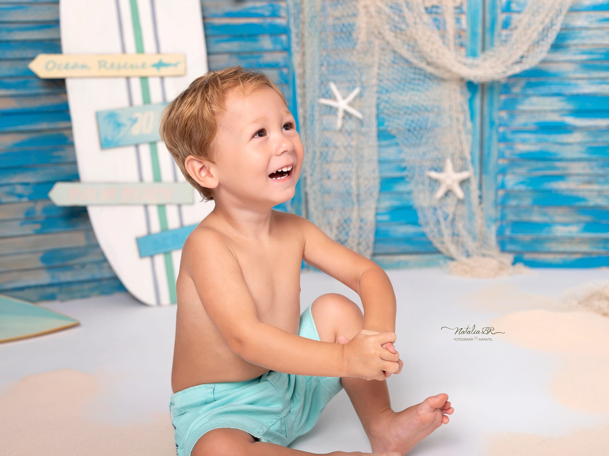 Foto segundo cumple con arena y mar