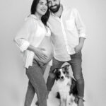 Fotografía embarazo Málaga - pareja embarazada con perro en estudio - Natalia BR Fotografía Infantil