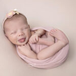 Fotografía newborn Málaga - bebé recién nacida Jana envuelta en rosa - Natalia BR Fotografía Infantil