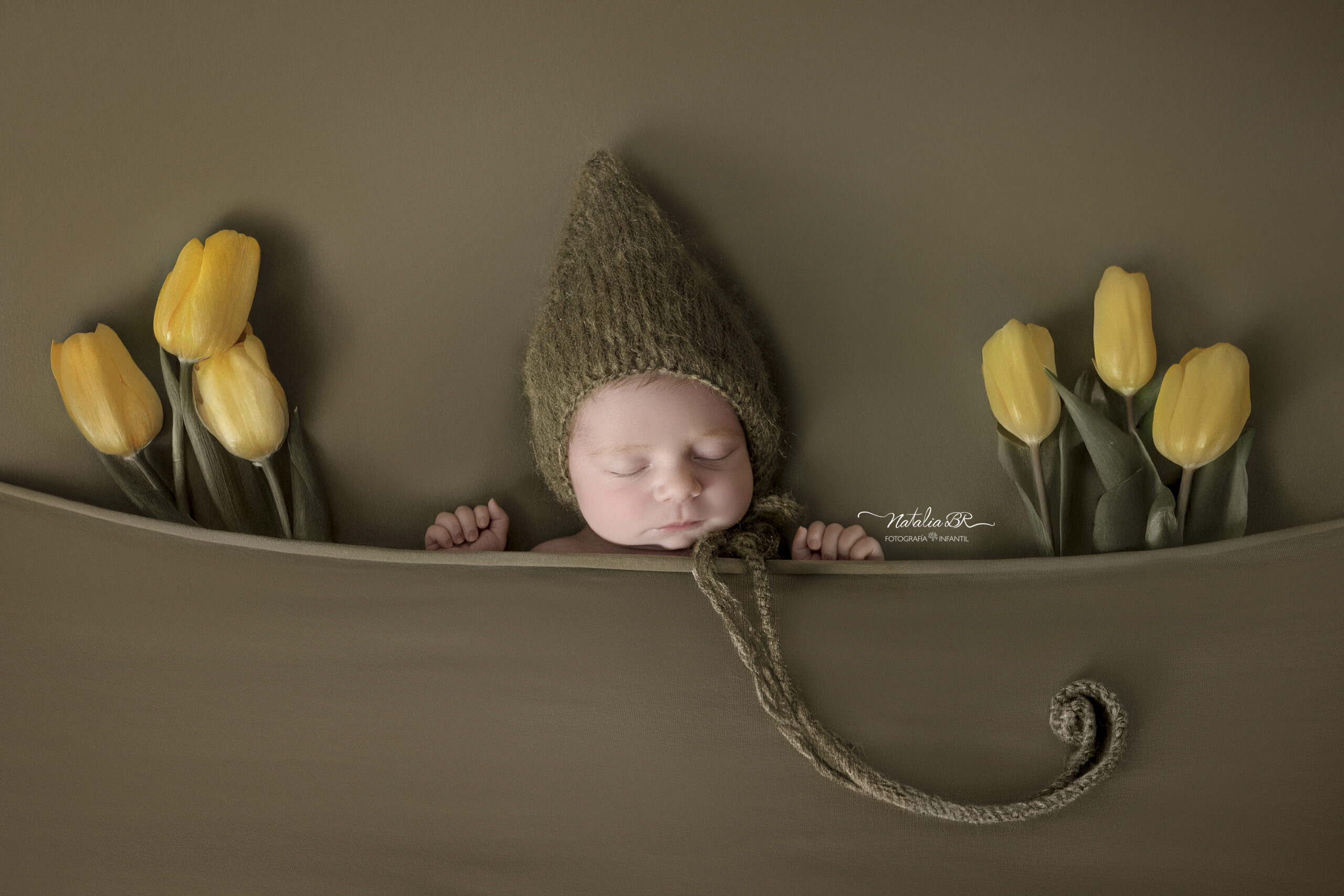 Fotografía newborn Málaga - bebé Sofía durmiendo en cesta con tulipanes