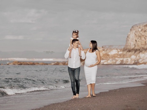 sesión embarazo en exteriores Málaga familia en la playa Natalia BR