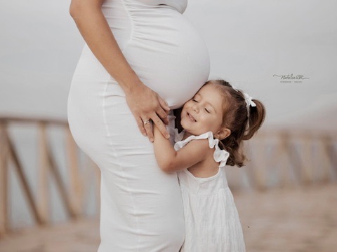 hermana mayor abrazando barriga embarazada Málaga Natalia BR Fotografía